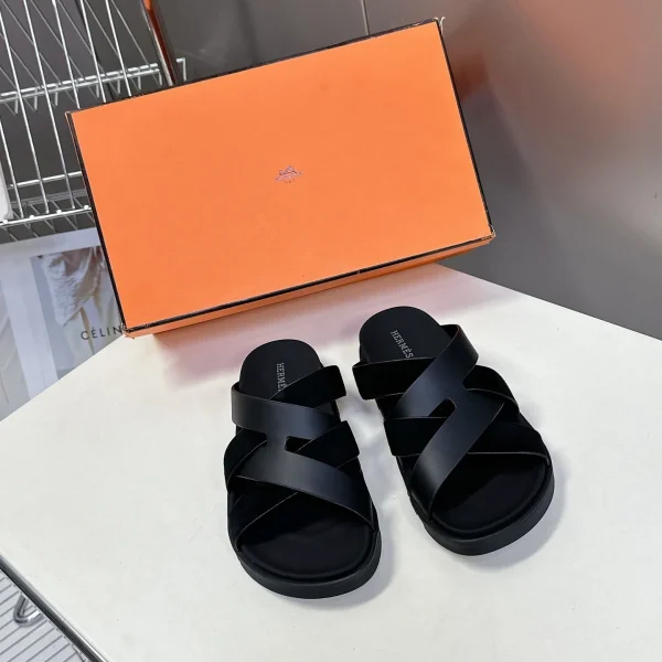 Sandales Hermès coloris noir cuir daim – pour femme — réplique
