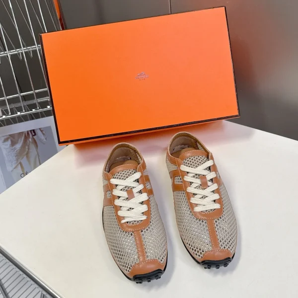 Baskets Hermès coloris beige résille et coloris camel cuir – pour femme — réplique