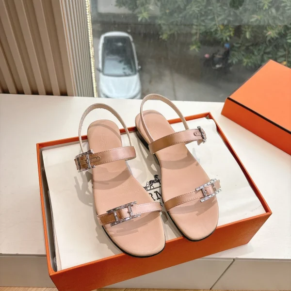 Sandales Hermès coloris beige cuir à brides – pour femme — réplique