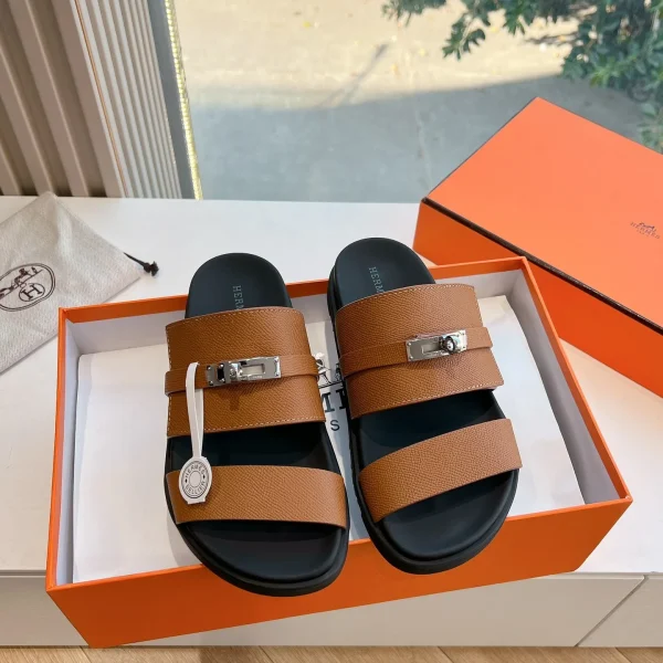 Sandales Hermès coloris marron cuir brides – pour femme — réplique