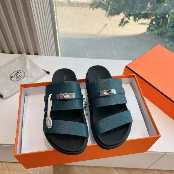 Sandales Hermès coloris vert cuir à brides – pour femme — réplique