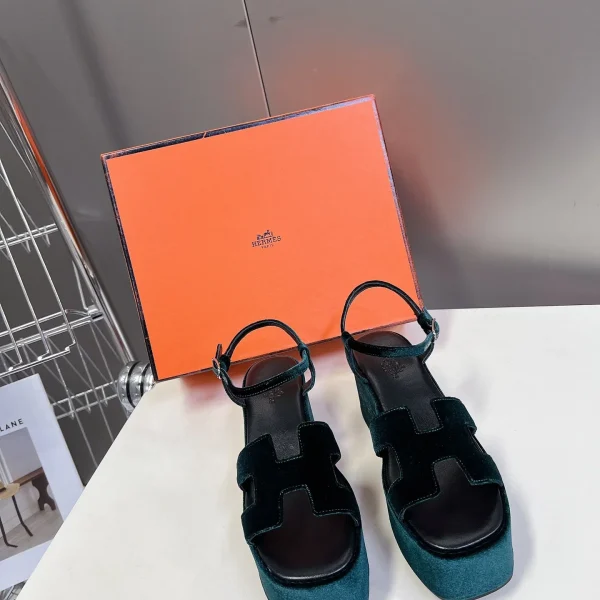 Sandales Hermès foncé coloris vert velours – pour femme — réplique