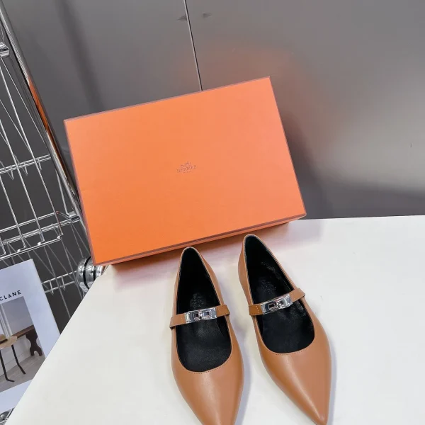Ballerines Hermès coloris camel cuir bout pointu – pour femme — réplique