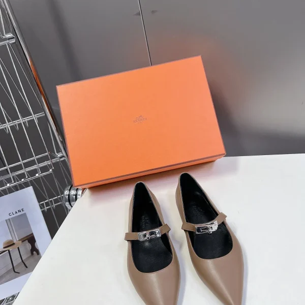 Ballerines Hermès coloris beige cuir pointu bandoulière – pour femme — réplique