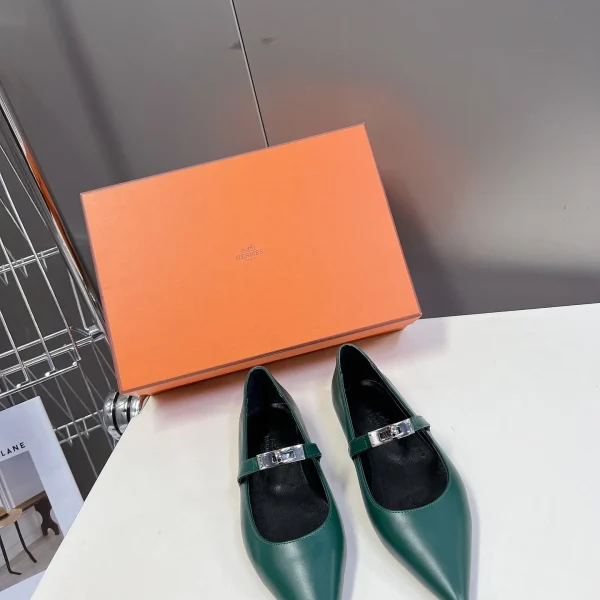 Ballerines Hermès coloris vert cuir pointu – pour femme — réplique