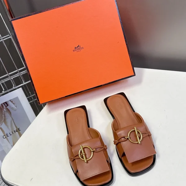 Mules Hermès coloris marron cuir plat – pour femme — réplique
