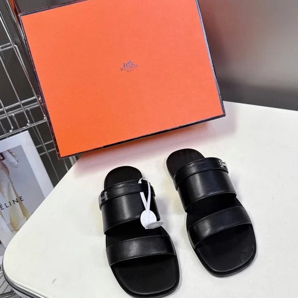 Sandales Hermès coloris noir cuir plat – pour femme — réplique