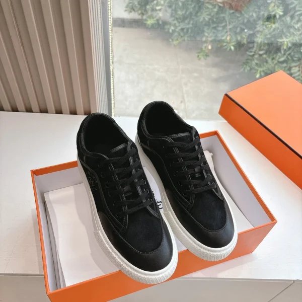 Baskets Hermès coloris noir daim – pour femme — réplique