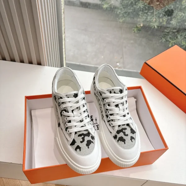 Baskets Hermès coloris blanc toile imprimé léopard – pour femme — réplique