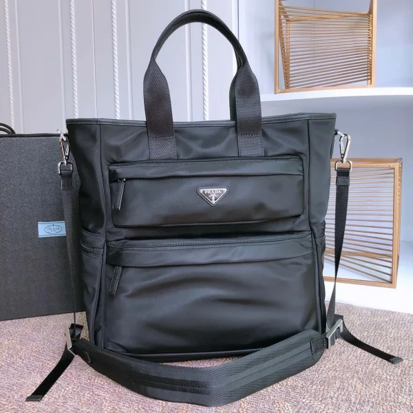 Cabas 38 en coloris noir RE-NYLON et SAFFIANO bordures en cuir — réplique