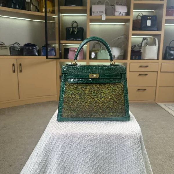 Modèle Hermès Kelly 25 cm coloris émeraude coloris vert finitions dorées — réplique