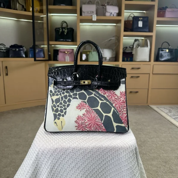 Modèle Hermès Touch Birkin 25 cm coloris noir effet crocodile finitions dorées — réplique