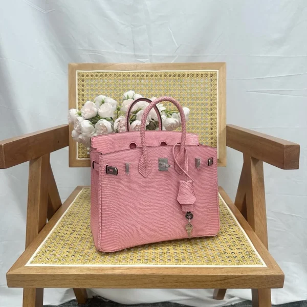 Modèle Hermès Birkin 25 cm Sakura coloris rose effet lézard finitions argentées — réplique