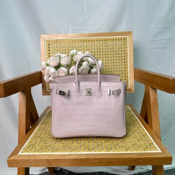 Modèle Hermès Birkin 25 cm Sakura coloris rose effet crocodile finitions dorées — réplique