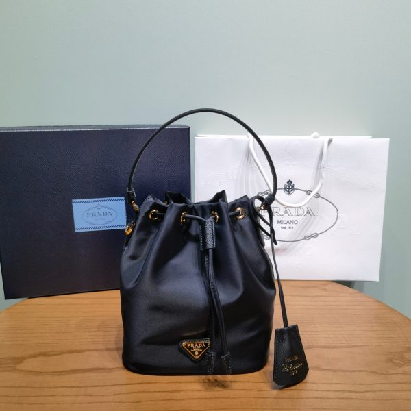 Prada Re-Edition 1978 sac seau — réplique
