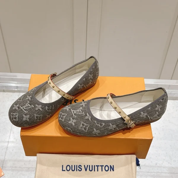 Ballerines Louis Vuitton coloris gris tissu à clous bandoulière – pour femme — réplique