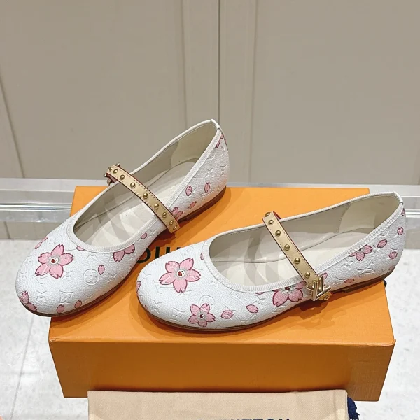 Modèle Louis Vuitton coloris blanc cuir coloris rose floral Mary Janes – pour femme — réplique