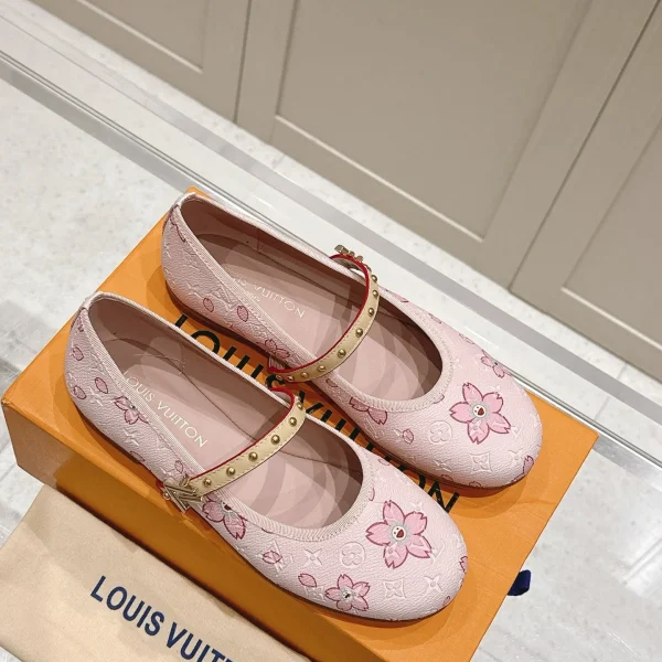 Modèle Louis Vuitton coloris rose à motif cuir Mary Janes – pour femme — réplique