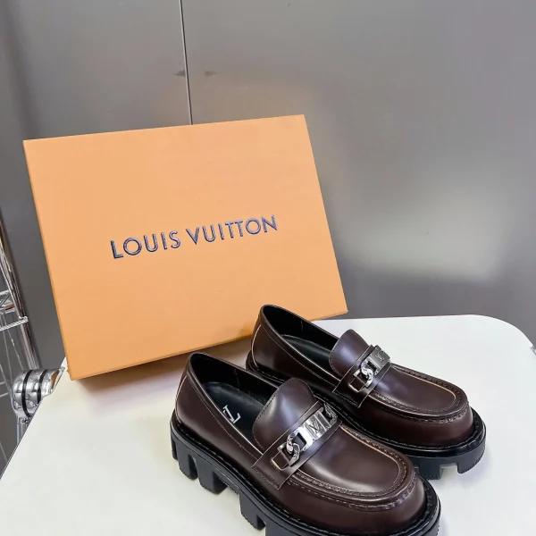 Mocassins Louis Vuitton coloris marron cuir épais – pour femme — réplique