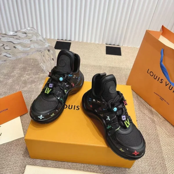 Baskets Louis Vuitton coloris noir résille coloris multicolore logo – pour femme — réplique
