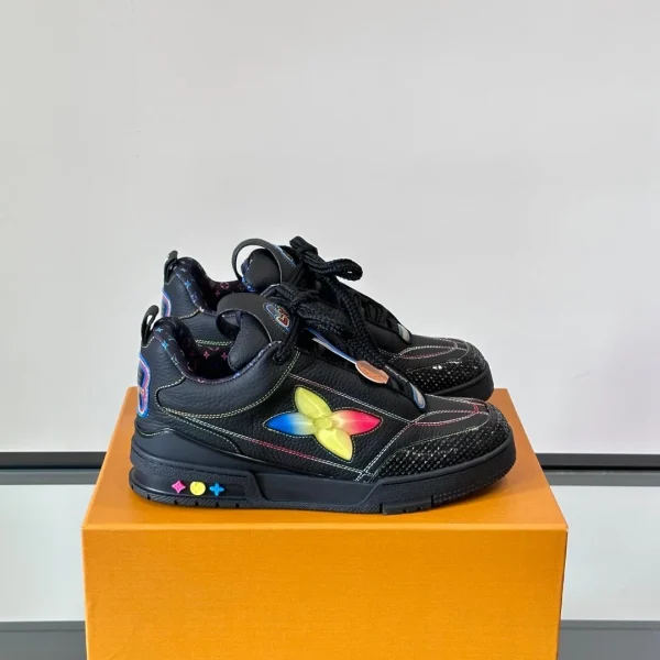 Baskets Louis Vuitton coloris noir cuir multicolore détail – pour homme — réplique