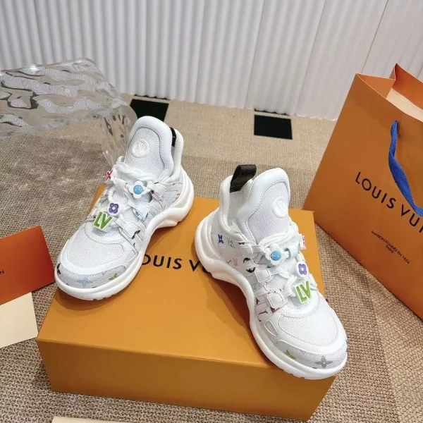Baskets Louis Vuitton coloris blanc résille orné – pour femme — réplique