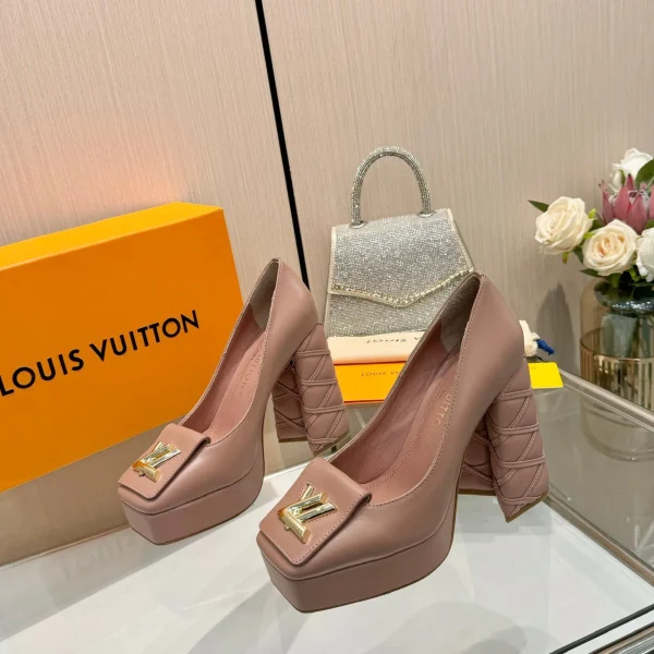 Chaussures à talon Louis Vuitton coloris rose cuir matelassé bloc – pour femme — réplique