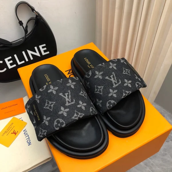Sandales Louis Vuitton coloris noir toile Monogram claquette – pour femme — réplique