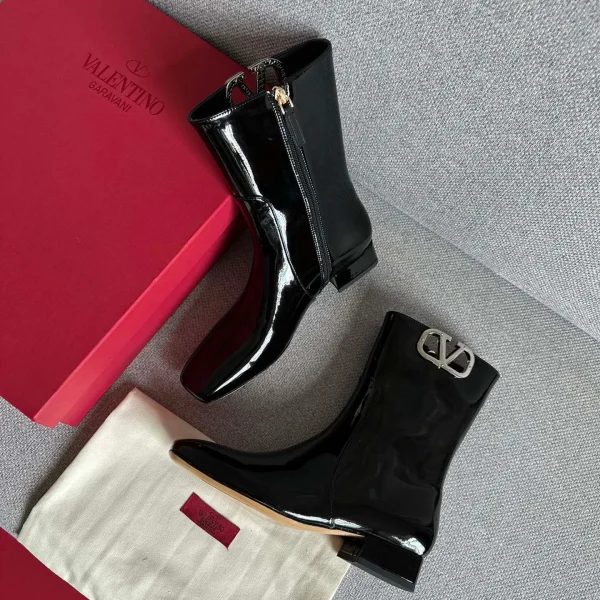 Bottes Valentino coloris noir cuir verni – pour femme — réplique