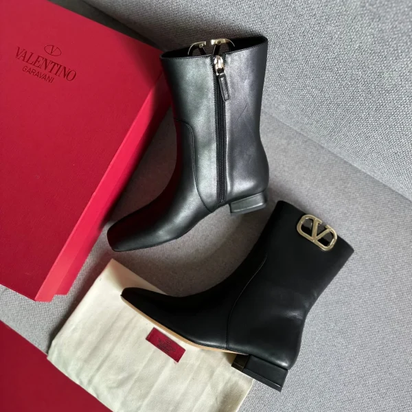Bottines Valentino coloris noir cuir – pour femme — réplique