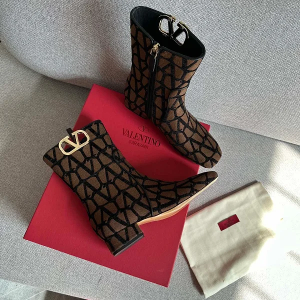 Bottes Valentino coloris marron tissu logo motif – pour femme — réplique