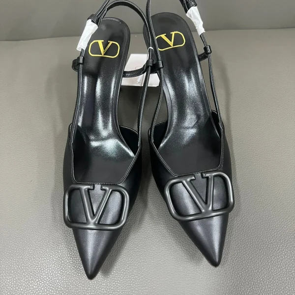 Escarpins Valentino coloris noir cuir pointu à bride arrière – pour femme — réplique