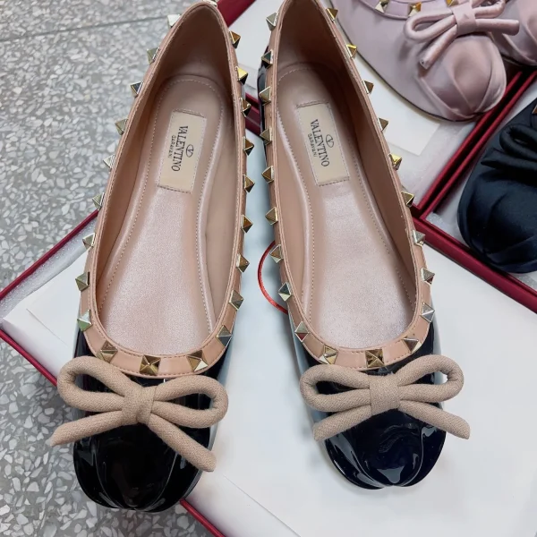 Ballerines Valentino coloris noir cuir verni à clous – pour femme — réplique