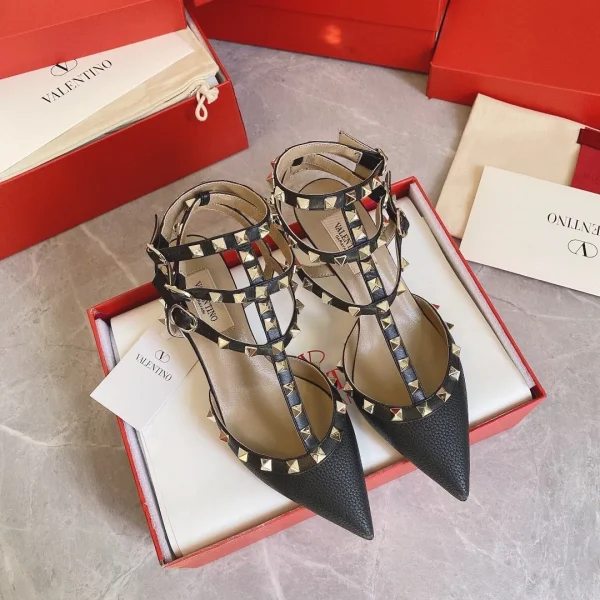 Escarpins Valentino coloris noir cuir à clous – pour femme — réplique