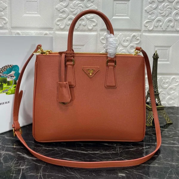 Sac PRA GALLERIA 32 en bronze coloris orange SAFFIANO cuir — réplique