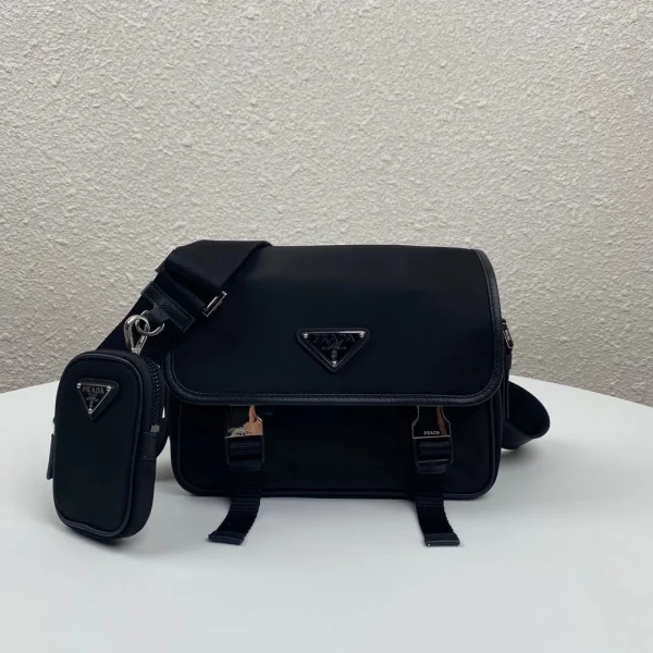 Sac besace 22 en coloris noir RE-NYLON — réplique