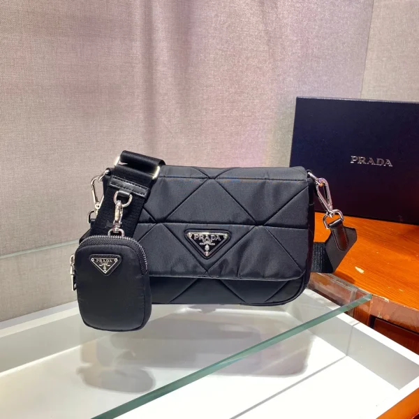 Sac petit format rabat 21 en coloris noir triangulaire matelassé motif RE-NYLON — réplique