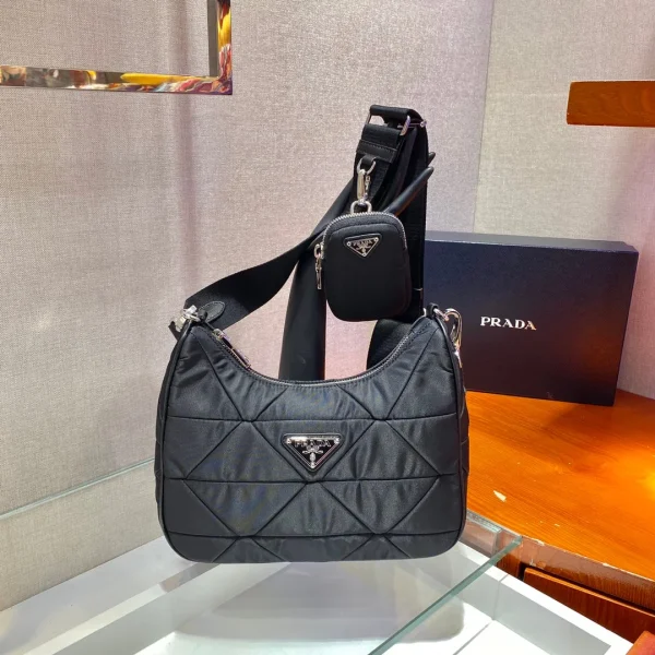 Sac HOBO 24 en coloris noir triangulaire matelassé motif RE-NYLON — réplique
