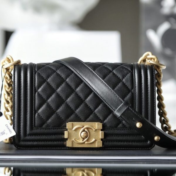 CHANEL Le Boy noir — réplique