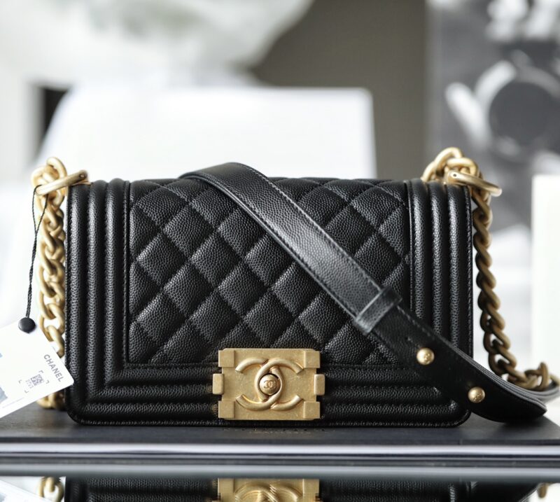 CHANEL Le Boy noir — réplique
