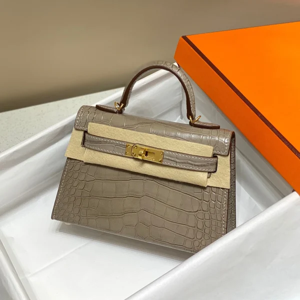 Modèle HN mini KELLY en MOCHA coloris marron effet crocodile peau finitions dorées — réplique