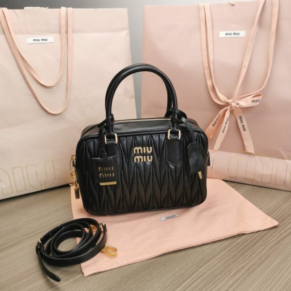 Miu Miu Arcadie moyen format noir — réplique