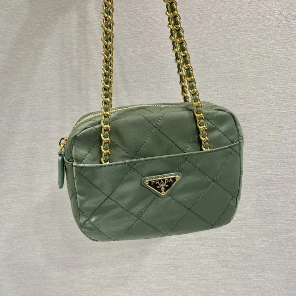 Sac matelassé HOBO 19 en vert cornichon coloris vert artisanal NYLON finitions dorées — réplique