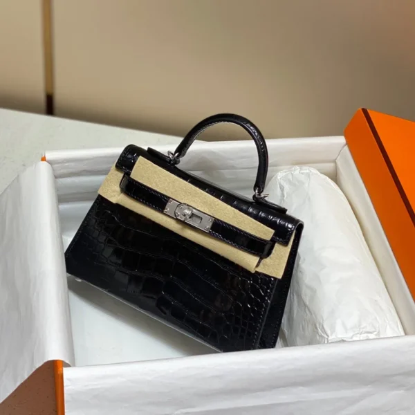 Modèle HN mini KELLY en coloris noir effet crocodile peau finitions argentées — réplique