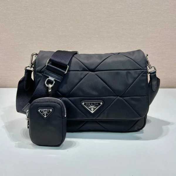 Sac format moyen rabat 24 en coloris noir triangulaire matelassé motif RE-NYLON — réplique