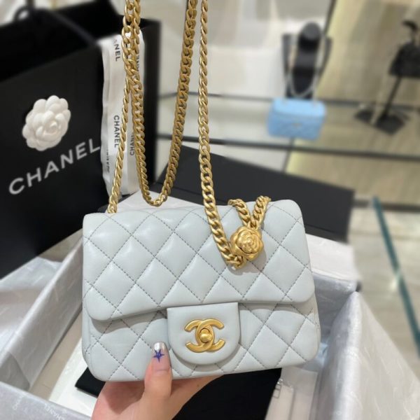 CHANEL 23S Camellia Square bleu clair — réplique