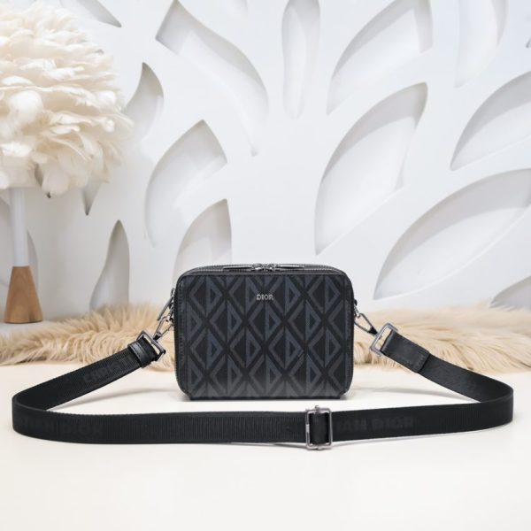Dior Diamond Zipped pochette — réplique