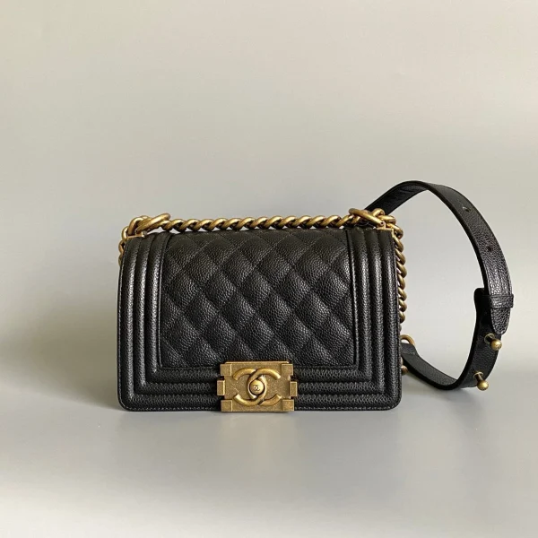 Sac Chanel petit format Boy 20 en coloris noir cuir d’agneau finitions dorées — réplique