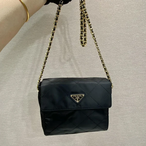 Sac grand format matelassé rabat 23 en coloris noir RE-NYLON tissu doré chaîne — réplique
