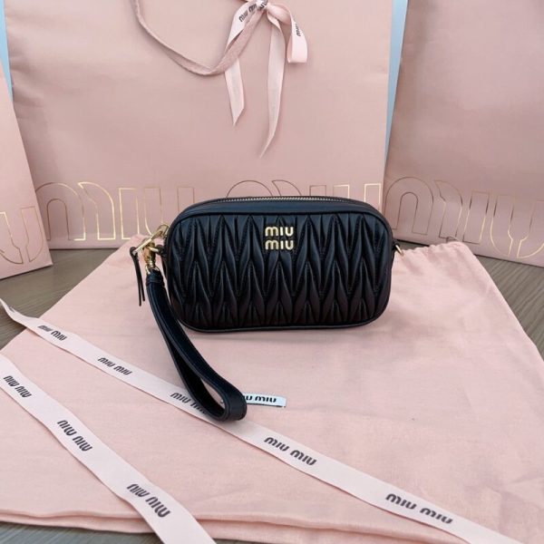 Miu Miu pochette noir — réplique